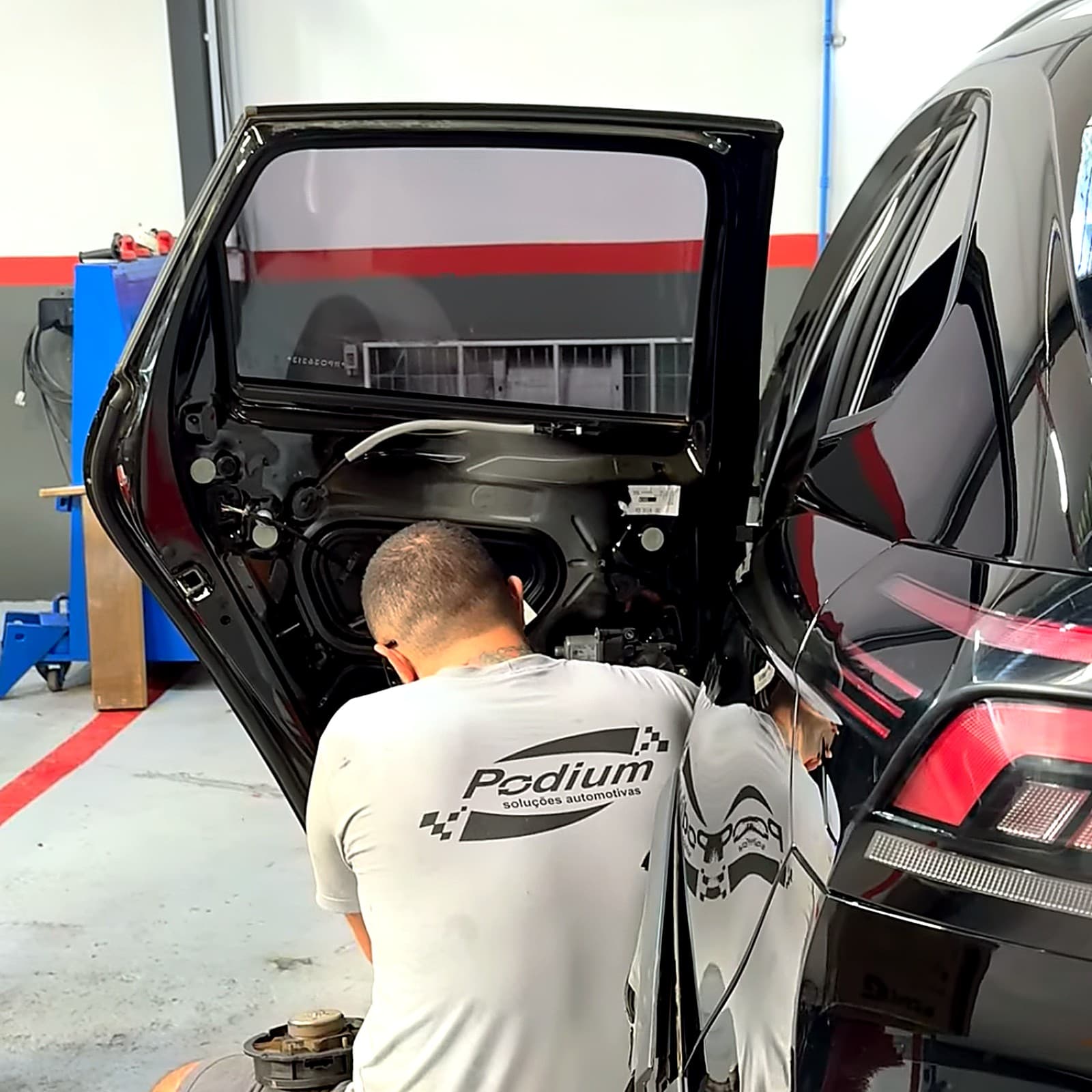 Técnico Podium reparando porta de veículo