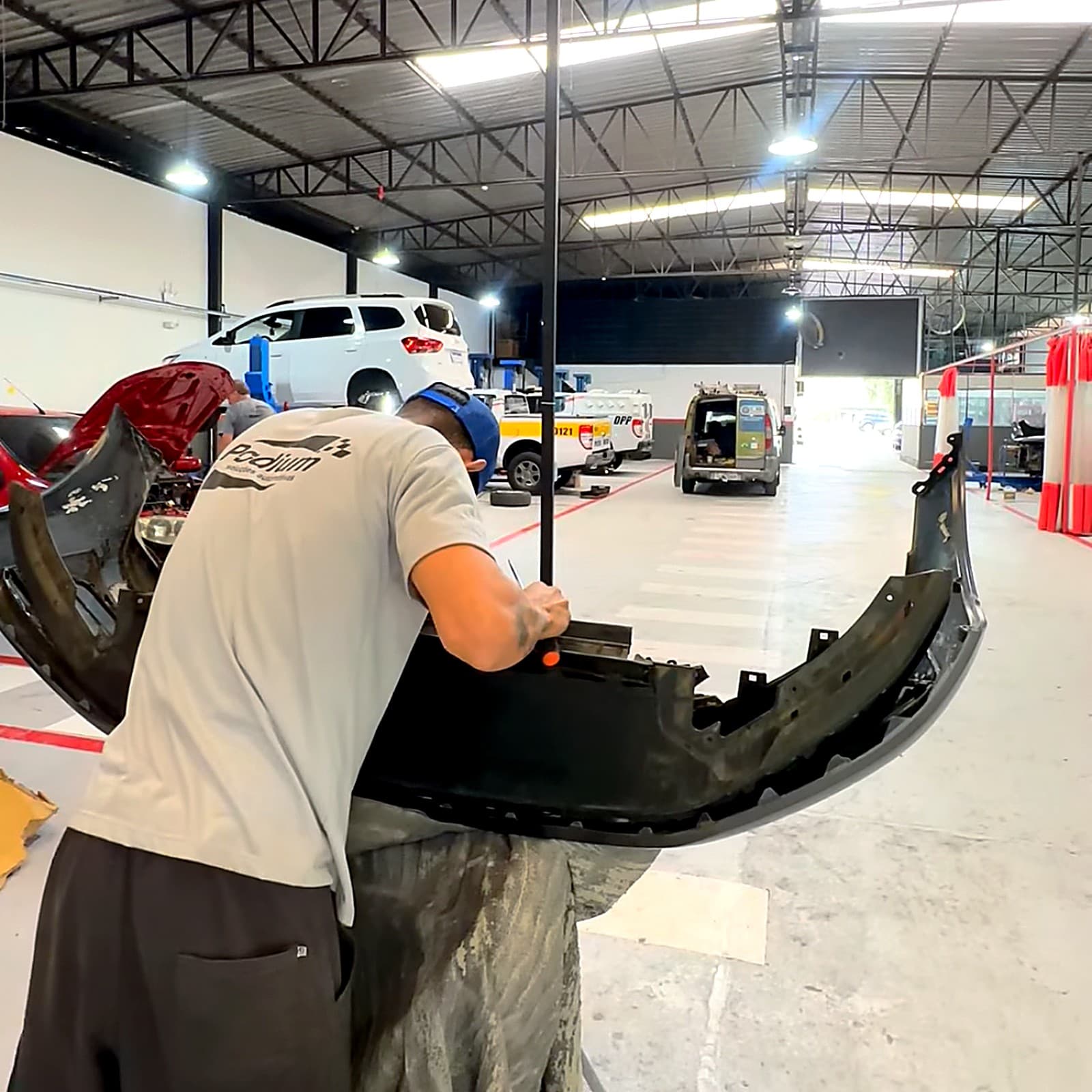 Técnico Podium trabalhando em peça de carroceria