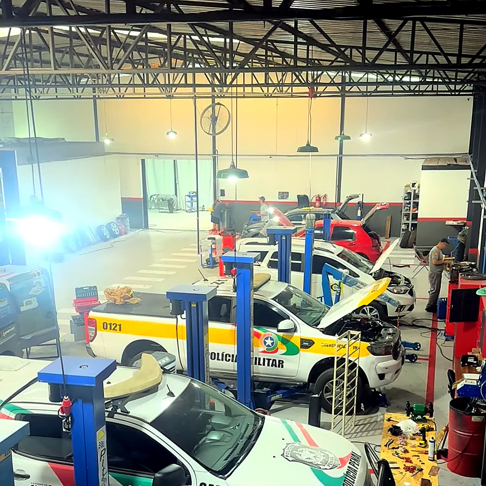 Visão geral do galpão da oficina Podium Soluções Automotivas