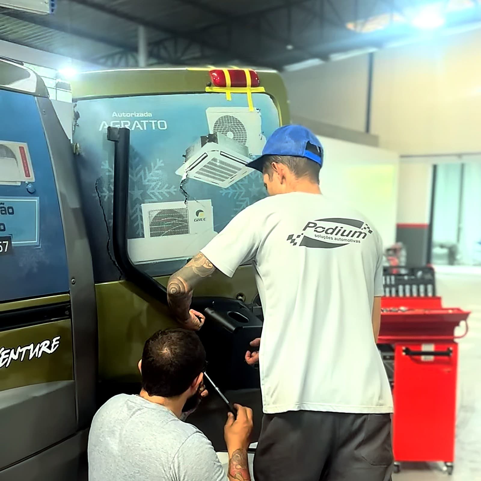 Reparo de ar-condicionado em veículo comercial