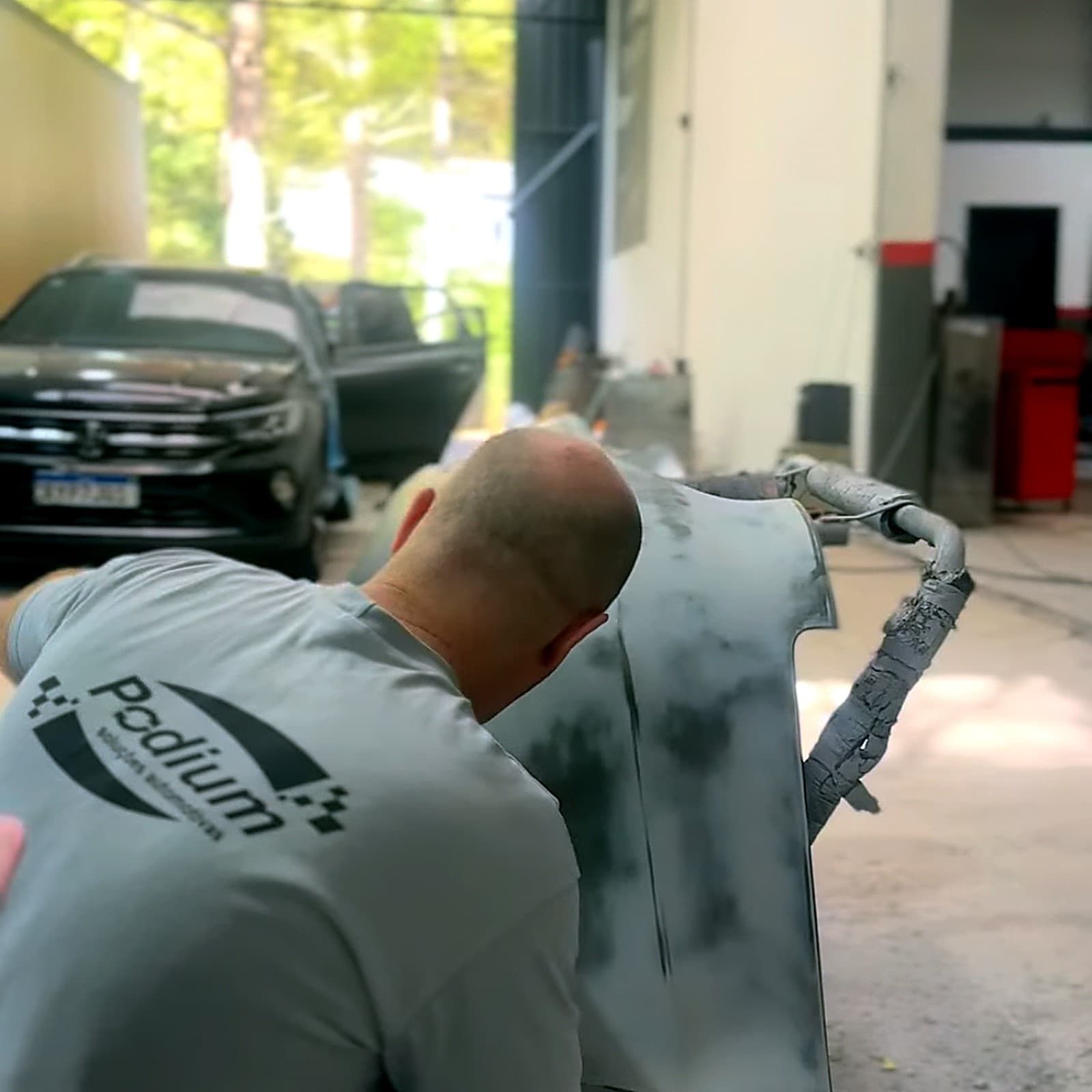 Pintura de peça automotiva na área externa