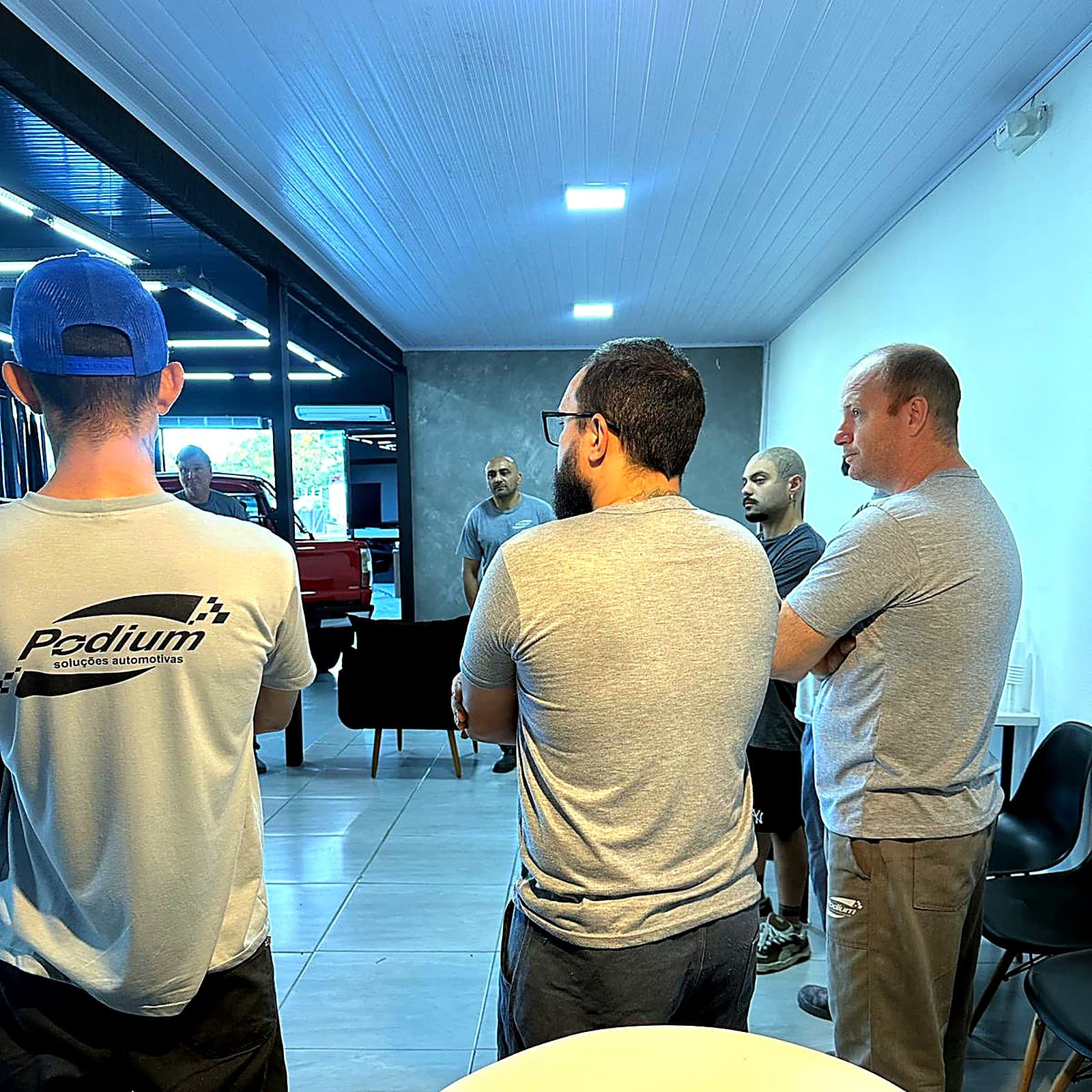 Equipe Podium reunida em briefing